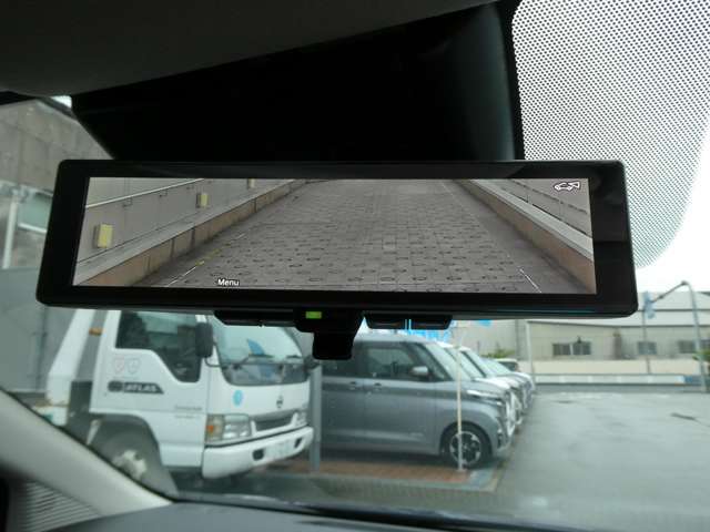 インテリジェント ルームミラーは、車両後方のカメラ映像をミラー面に映し出すので、車内の状況や、天候などに影響されず、いつでもクリアな後方視界が得られます