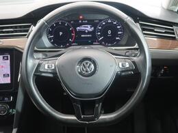 Volkswagen全車共通の上質な本革を使用した手触りのしっとりとしたステアリングです。唯一素肌が触れるハンドルは上位モデルと同じ握り心地になっております。