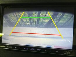 【バックカメラ】駐車時に後方がリアルタイム映像で確認できます。大型商業施設や立体駐車場での駐車時や、夜間のバック時に大活躍！運転スキルに関わらず、今や必須となった装備のひとつです！