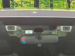 【アイサイトVer2】前方の車両等を検知し、衝突しそうな時は警報で注意を促し、ブレーキを踏む力をサポート。ブレーキを踏めなかった場合は衝突被害軽減ブレーキが作動、衝突回避をサポートします。