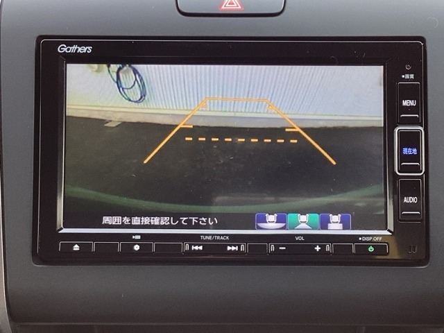 バックでの車庫入れも安心です！リアカメラが付いているバックモニター付のナビを装備しております。操作線もついており距離感も画面から確認できます。