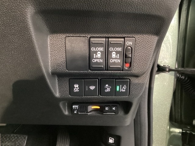 両側電動スライドドアは運転席から操作ができるスイッチが付いています。Hondaセンシング用のVSA（ABS＋TCS＋横滑り抑制）解除などのメインスイッチやその下にETCがついています。
