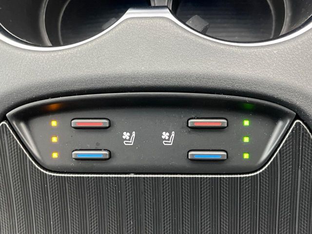 【シートベンチレーション】夏場は涼しい風でお尻や背中の熱やムレを防ぎ、冬はエアコンよりも早く温まってポカポカに！季節を問わず快適に過ごせます。