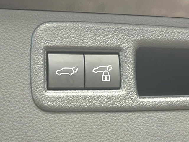 【パワーバックドア】スマートキーや運転席のボタンを押すだけでリアゲートが自動で開閉します！荷物を持っている時や、高い位置にあるバックドアを閉める際に便利な機能です♪