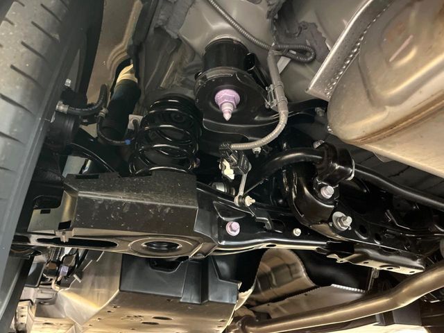 お車を安心してお乗りいただく為には、足回りの定期点検が欠かせません。サービスサポート（有償保証）では無料点検もご提供しており、安心のカーライフをお過ごしいただけるサポート体制が整っています。