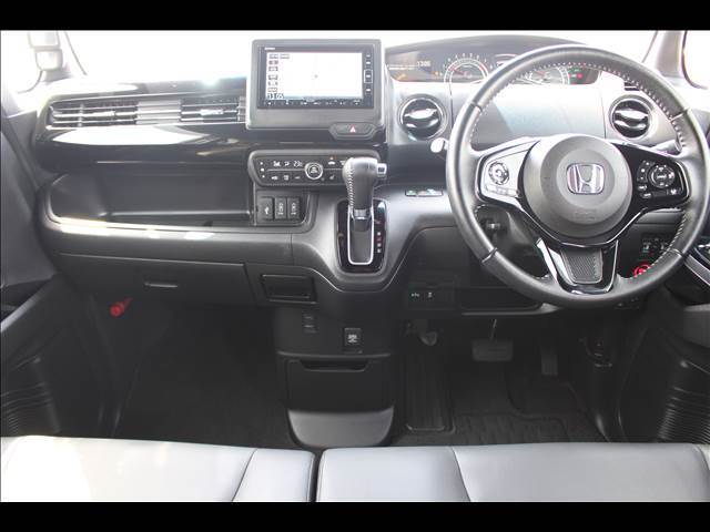 運転席回りはシンプルなつくり。ベンチシ-トなので、広々と使えます(^0^