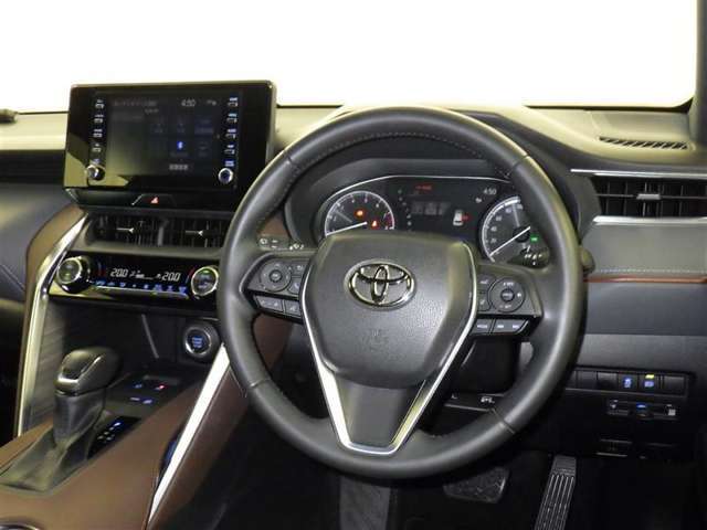 運転の際、常に目にする部分だけにシックで飽きのこないデザインが良いですね。