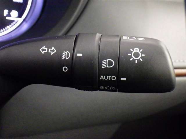 【オートライト】車外の明るさに応じて、自動的にライトの点灯・消灯をしてくれます。