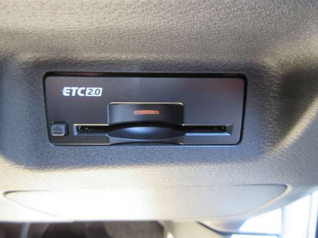 〔2，0ETC〕高速道路必須アイテムETCは最新の2，0タイプを装着済みです。インターチェンジ付近の道の駅の利用なども経済的になりますね！