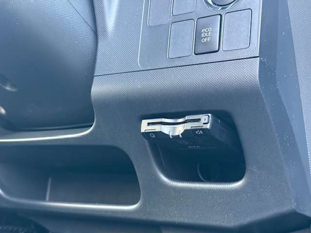 ナビ　地デジ　バックカメラ　ドラレコ　ETC　走行11.000Km　オゾン脱臭＆ウイルス除菌施工済み　スマートキー＆プッシュスタート