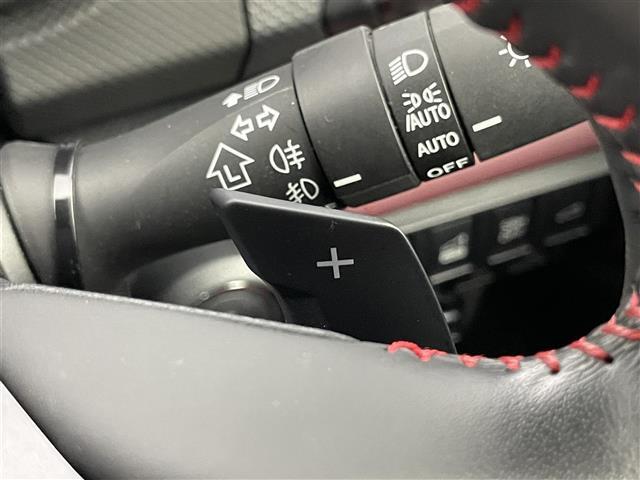 【パドルシフト】ステアリングからのミッション操作が可能です。