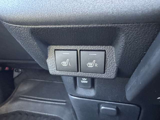 【シートヒーター】オプションのシートヒーターになります！快適にお車お乗りいただくためにこちらのオプションは必要になるかと思います！Sツーリングには標準装備になります！Duxy清須店 までご連絡お願いします！
