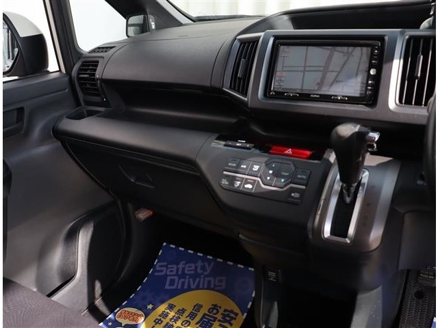 お車選びをお楽しみ頂けるよう、在庫車の展示スペースを十分に確保しております。
