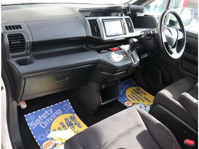 【車屋】として、長く車業界に従事した経験豊富なスタッフが多数在籍しております。