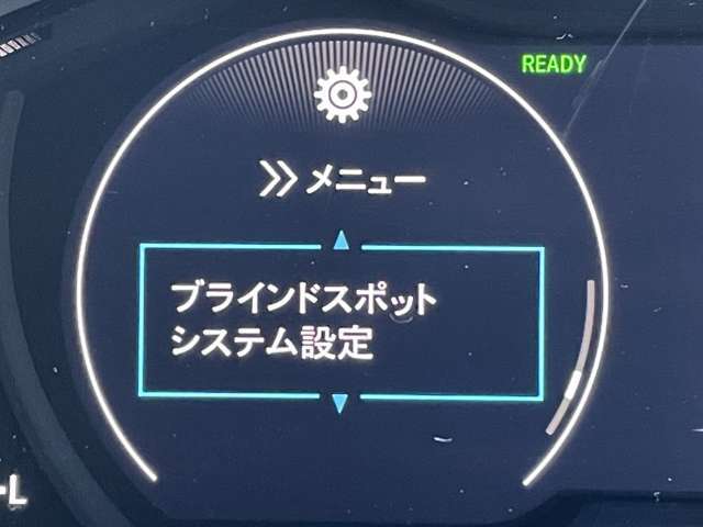 ◆【ブラインドスポットインフォメーション】走行中、斜め後ろに他のクルマを検知すると、その方向のドアミラー鏡面上にマークを表示しお知らせします！危険をいち早く知ることができます。