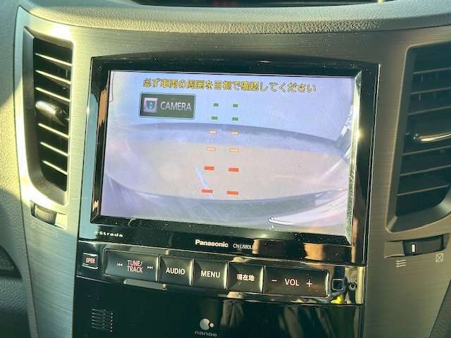 バックカメラがついて後方確認が簡単にできます！苦手としている車庫入れ等も安心して出来ますね！凄く需要の高い装備ですので、最初から付いていれば言う事なしですよね！？