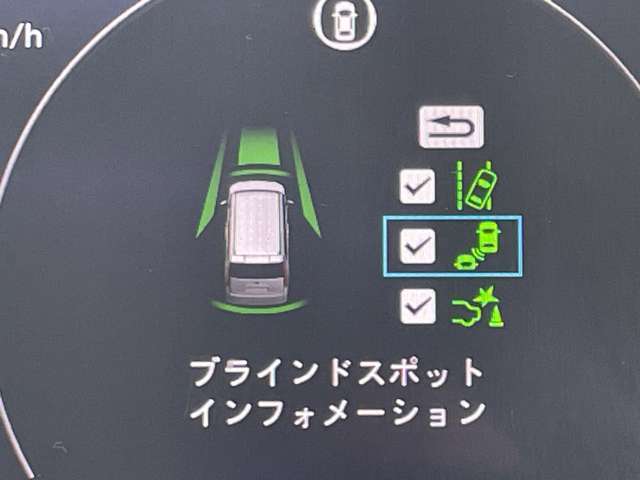 ◆【ブラインドスポットインフォメーション】走行中、斜め後ろに他のクルマを検知すると、その方向のドアミラー鏡面上にマークを表示しお知らせします！危険をいち早く知ることができます。