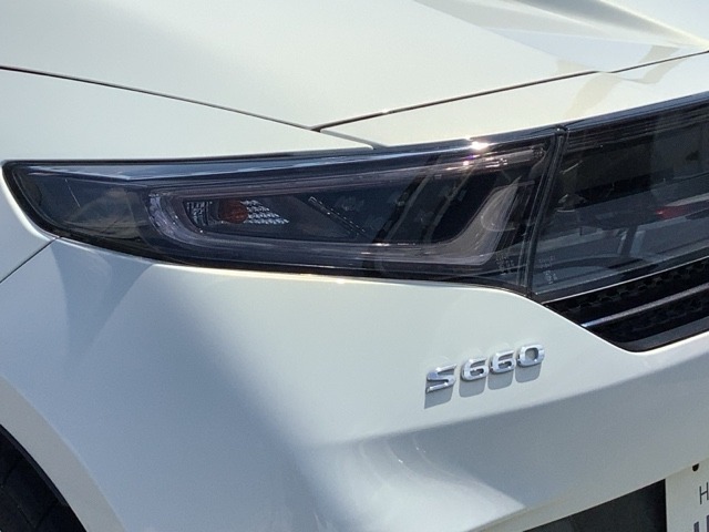 LEDヘッドライトは、点灯の瞬間から最大光量を発揮し、突然暗くなるトンネルなどでの安定感を高めます。