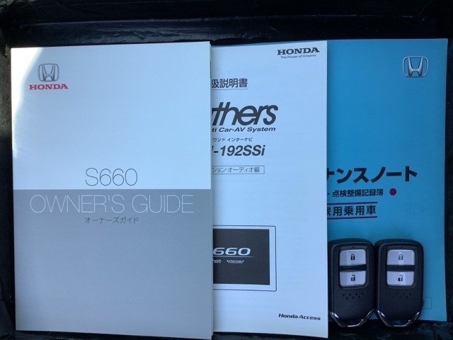 スマートキーは鍵をバッグに入れたままでもドアロックの開閉やエンジンのON・OFFができます。夜間や雨の日も鍵を探さなくて良いので便利です。