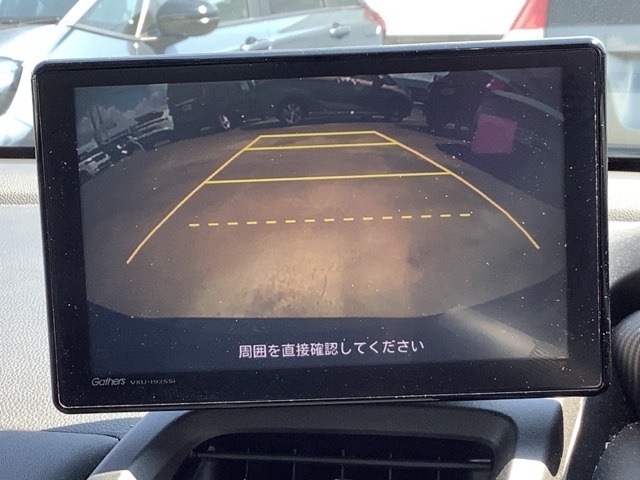 リバースギアに入れるだけで後方の表示へ切り替わります。夜間や雨の日の駐車も楽になりますよ。