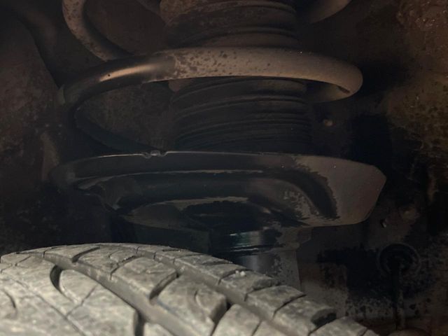 お車を安心してお乗りいただく為には、足回りの定期点検が欠かせません。サービスサポート（有償保証）では無料点検もご提供しており、安心のカーライフをお過ごしいただけるサポート体制が整っています。