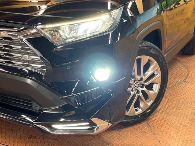 【LEDヘッドライト】悪天候や夜間走行時も良好な視界を確保し安心して運転できる高輝度LEDヘッドライトを装備！点灯速度が早く、消費電力も抑えられています。