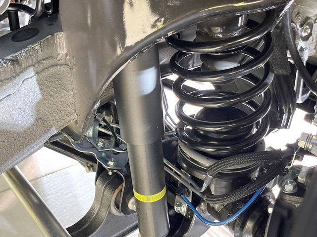 お車を安心してお乗りいただく為には、足回りの定期点検が欠かせません。サービスサポート（有償保証）では無料点検もご提供しており、安心のカーライフをお過ごしいただけるサポート体制が整っています。
