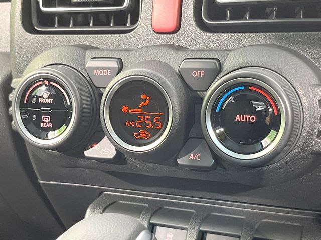 【オートエアコン】一度お好みの温度に設定すれば、車内の温度を検知し風量や温度を自動で調整。暑い…寒い…と何度もスイッチ操作をする必要はありません。快適な車内空間には必須の機能ですね♪