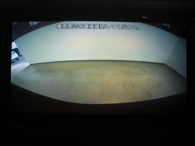 バックモニター付き。車両後方の映像がナビ画面に表示されるので、車庫入れが苦手な人も安心です。ただし、目視確認もお忘れなくお願いいたします。