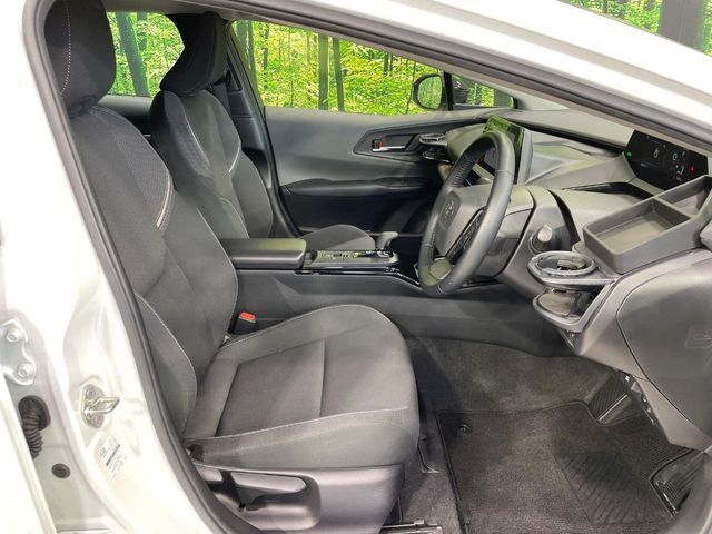 運転席まわりには十分なスペースがあり、大柄な方でもゆったり運転していただける環境です。