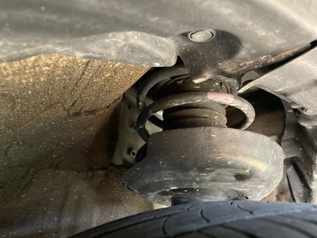 お車を安心してお乗りいただく為には、足回りの定期点検が欠かせません。サービスサポート（有償保証）では無料点検もご提供しており、安心のカーライフをお過ごしいただけるサポート体制が整っています。