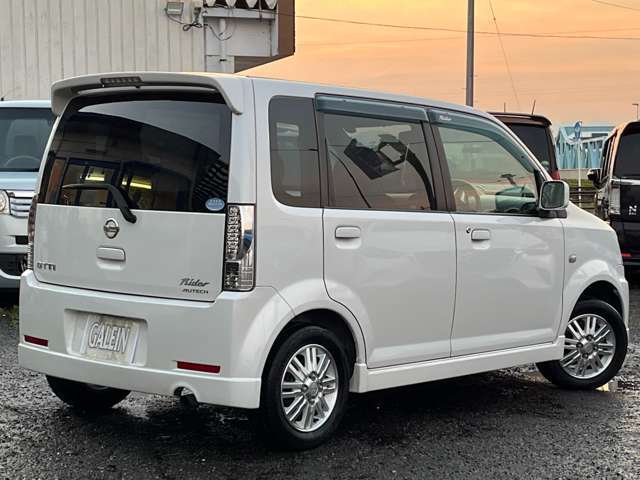 プライバシーガラスになっておりますので車内や荷物などが見えずらくなっております♪プライベート空間を守ることができ、外からの光も防ぐ効果もございますのでバックする際にも光が反射せず安全に行えます♪
