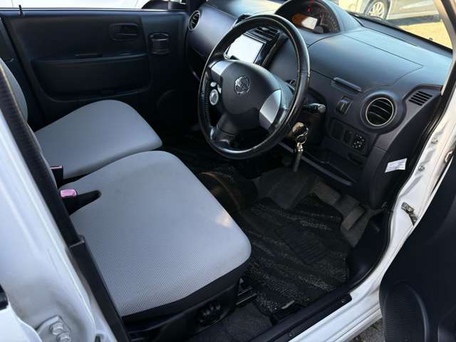 運転席のシートも目立つようなシミや汚れなどもなくキレイな状態です♪足元も広々としておりますのでゆったり乗れます♪