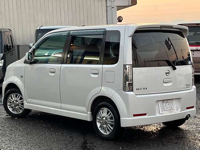 外装には目立つような凹みも見受けられず綺麗な状態となっております♪当店のボディーコーティングも効果的な車両です♪艶・撥水効果もございます♪併せてご検討下さい！