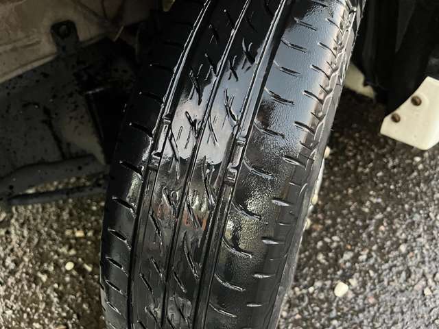 タイヤの溝もしっかりと残っておりますので、ご納車後すぐの履き替えの心配もございません♪スタッドレスタイヤに関しましてもお気軽にご相談下さいませ♪
