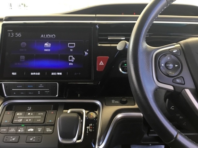 純正10インチプレミアムインターナビ搭載。