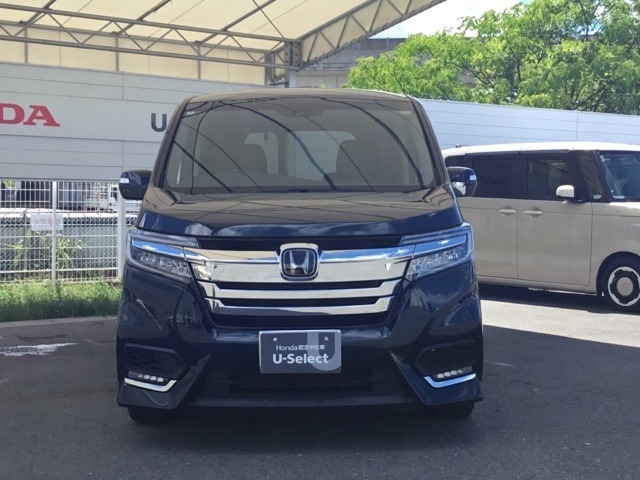 お客様に安全で快適なカーライフをお送りいただくために、中古車にも高いレベルの品質基準を設け、その基準に従って、全ての中古車について納車前整備を実施しています。