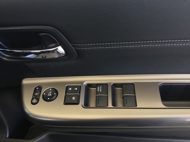電動格納式リモコンドアミラーと、パワーウィンドウマスタースイッチ等は運転席ドアにあります。