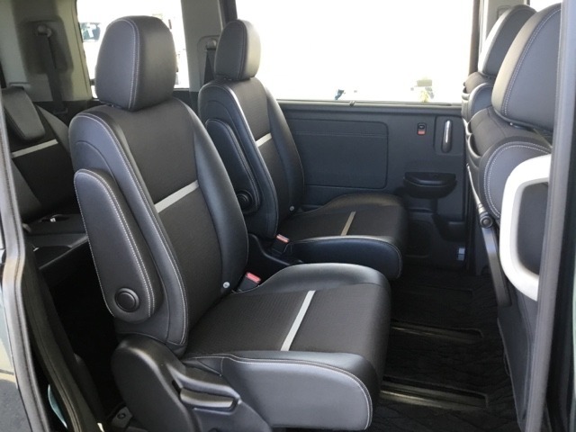 スライドドアなら狭い駐車場でもドアをぶつける心配がありません。ステップが低く乗り降りもしやすいです。