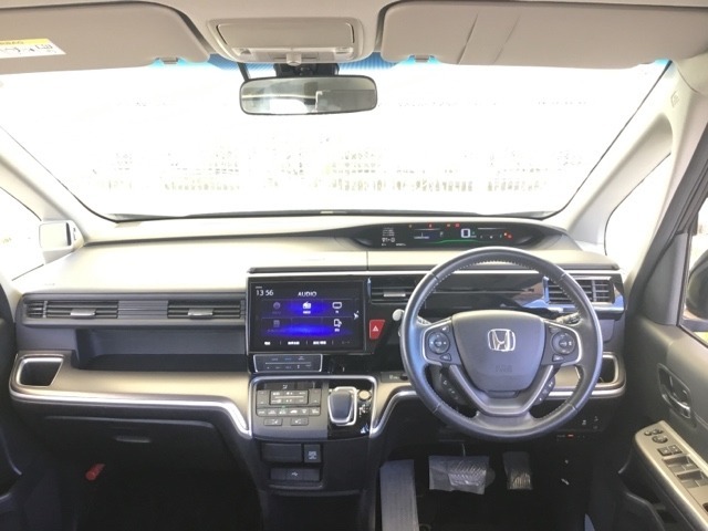 広びろとした視界が運転にゆとりを広げます。