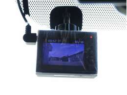 ドライブレコーダー、前方向カメラで映像を記録します。