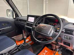 今回紹介させていただく車両は、H24サンバーバンです。グレードはディアス・スーパーチャージャーです。こちらの車両は4WD車です。ワンオーナー車でスバルでの記録簿が全て残っております。