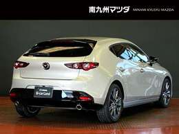 【MAZDA3】光の映り込みだけで、「面のうつろい」を表現し、見る場所、時間、天気によりさまざまな表情を見せ、見るたびに「このクルマにして良かった」と思っていただける車です。洗車も楽しくなります。
