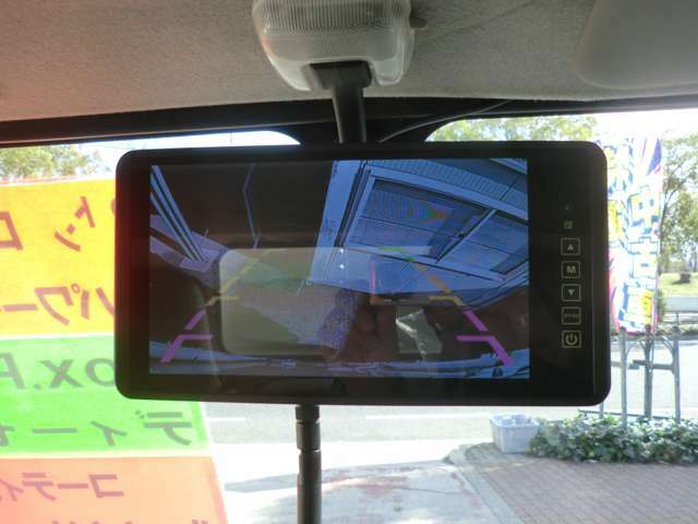 社外バックカメラ付ですので、車庫入れなど後方の安全確認に便利です。