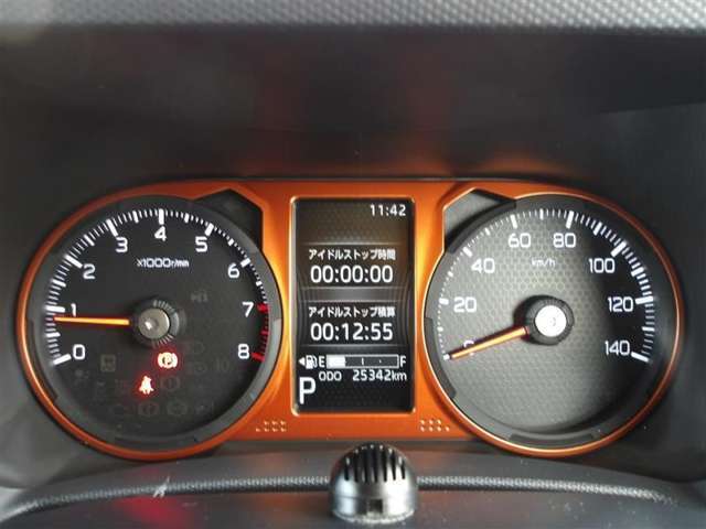 とっても見やすいメーターです。夜間時はラグジュアリーな気分にさせてくれる照明が魅力ですので、夜のドライブも楽しみになりますよ♪