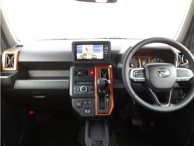 スタイリッシュなデザインのインパネ。各操作スイッチは使いやすい位置に配置されてます。