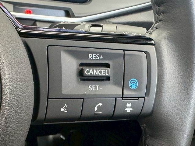【プロパイロット】運転支援システムが搭載されております。全車速域追従式クルーズコントロールやレーンキープで長距離運転をアシスト。