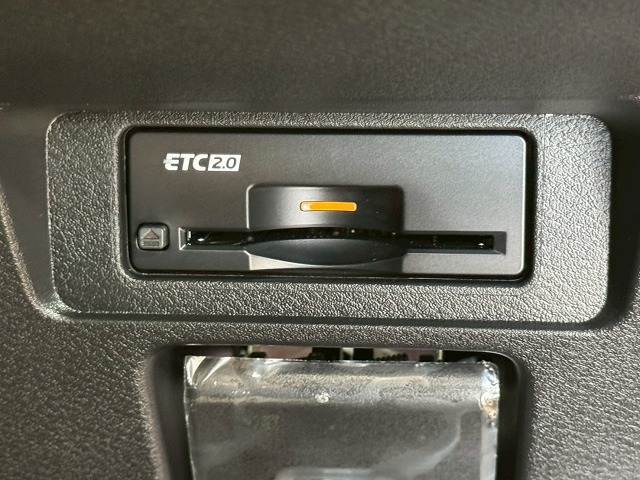 【ETC車載器】を装備しておりますので、ご納車直後からの遠距離ドライブも可能です。土日の利用料金の割引や、朝夕の通行料金を割引料金で高速道路をお楽しみいただけます。