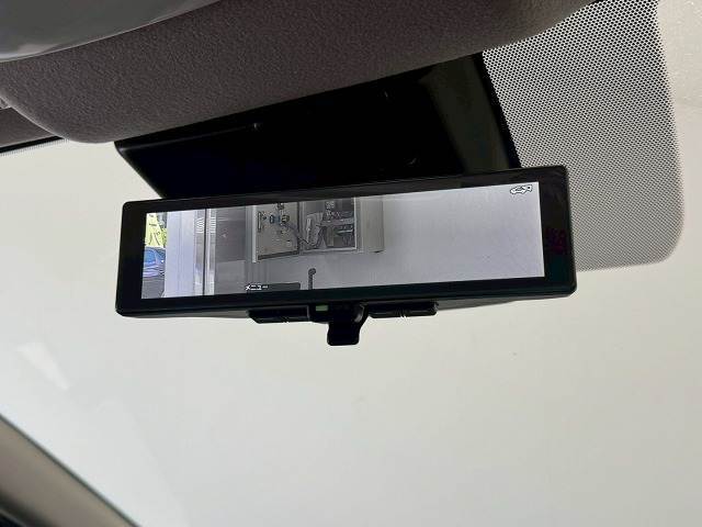 【スマート・ルームミラー】を搭載しております。ミラーにより後方確認ができますので、駐車の際などに役立ちます。