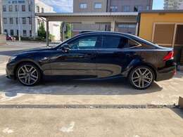 私たちは上質な車を仕入れるプロ集団です。お客様に上質車を安くお届けして、常に期待値以上を追求し、満足、感動、笑顔をお届けしたいと思います.